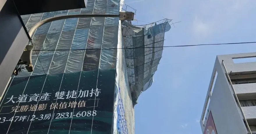 天降橫禍！北市鷹架突掉落　轎車路過擋風玻璃慘遭砸碎