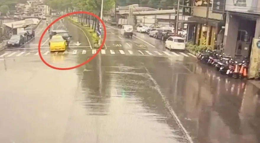 影/基隆恐怖追撞車禍　貨車連撞小黃、3機車