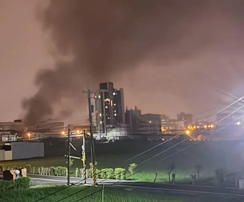 竹北工廠爆炸大火！烤漆廠狂燃黑煙狂竄　2移工燒傷