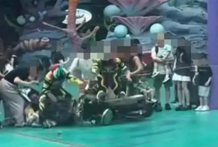 影/嚇！陸遊樂區摩托車表演突「衝進人群」　多名孩童被壓倒
