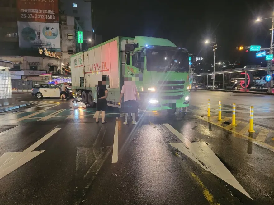 影/基隆大貨車右轉內輪差奪命！　女騎士遭捲入車底慘死