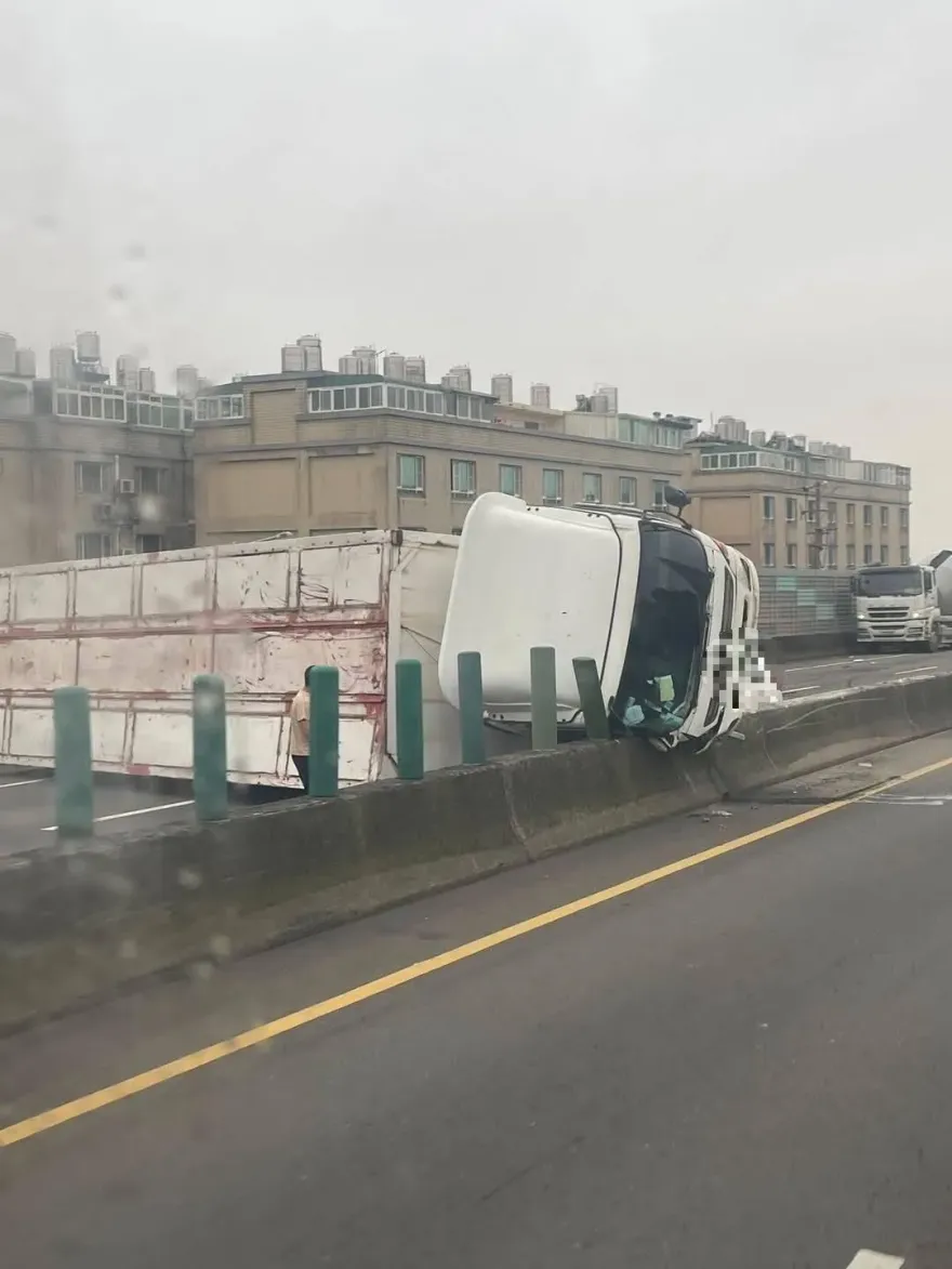 影/台66東向慘烈車禍！大車撞3車躺整條路　交通癱瘓中