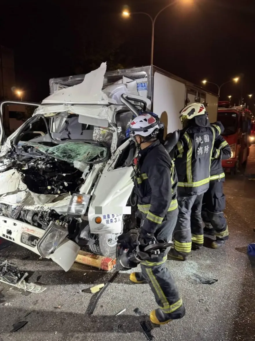 桃園慘烈車禍！小貨車追尾聯結車　車頭撞爛駕駛受困
