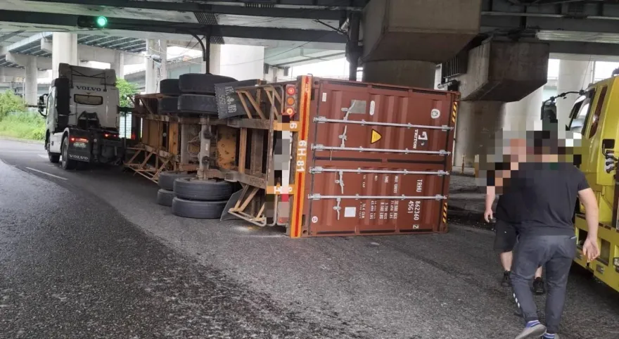 五股聯結車疑搶快變道「貨櫃翻肚」　網友虧：又調皮了