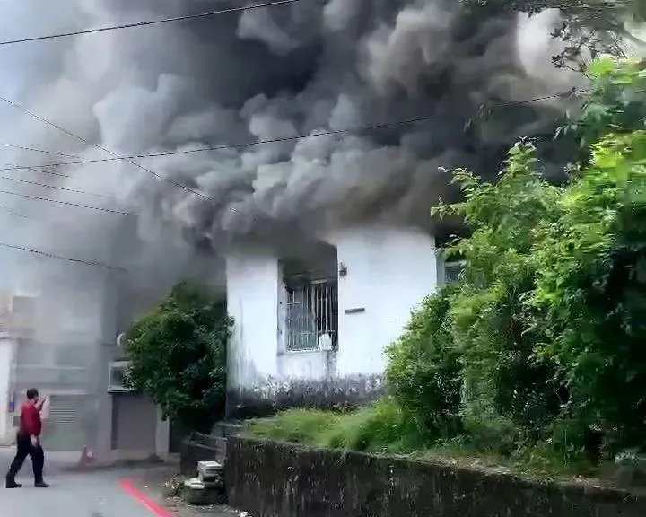 影/花蓮北埔菜市場旁「民宅大火」！濃煙蔽巷　交管中
