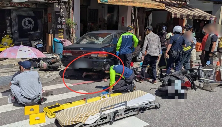 影/基隆轎車瘋狂倒車撞4機車　女子遭輾困車底