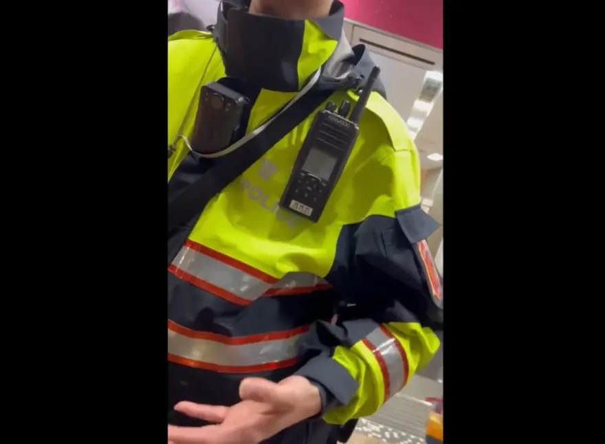 北車「暴怒男」大吼陸客狂嗆滾！警察無奈：不覺得太無聊？