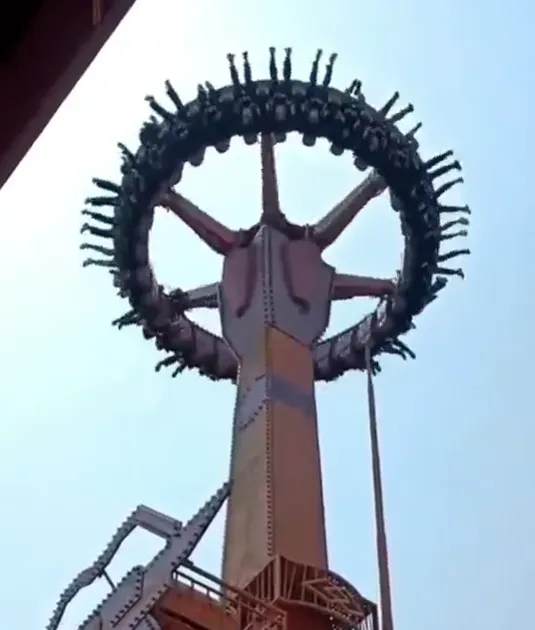 影/遊樂園驚魂！陸遊客「倒頭栽」掛空中1分鐘嚇到嘔吐