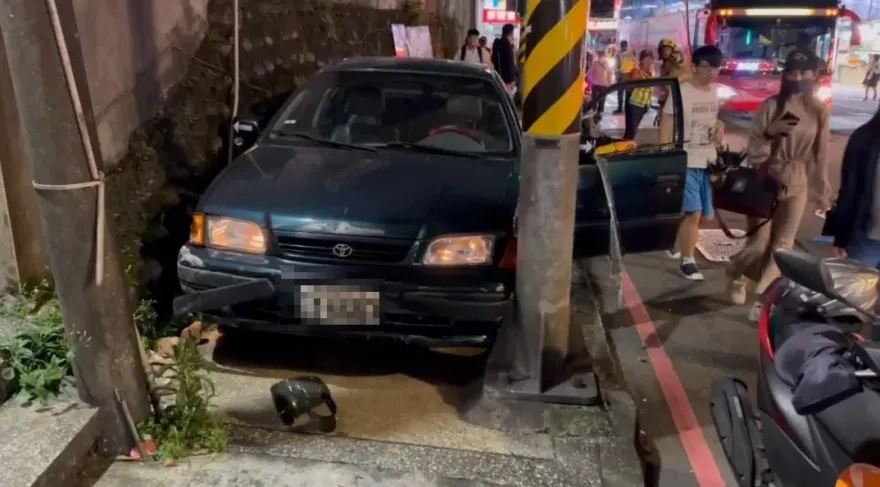 影/撞擊瞬間曝！基隆汽車暴衝連撞4機車　5人送醫救治