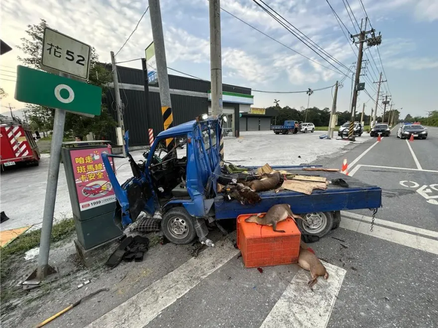 凌晨打獵返程！花蓮台9線自撞紅綠燈「車斗拋飛」　2死2傷