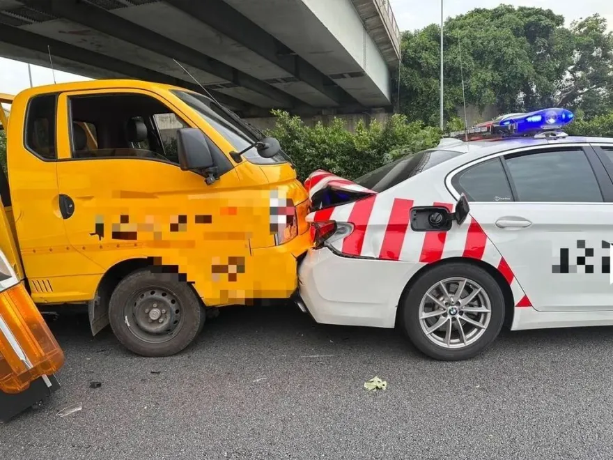 國1台中段車禍！自小客恍神直撞　害警戒車親紅斑馬屁股