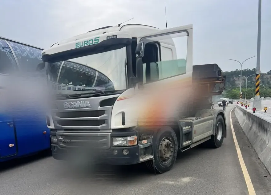 影/頭份砂石車拋錨！駕駛下車摔倒　遭機車輾頭拖30米慘死