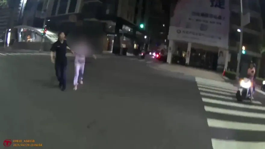 影/高雄情傷女夜半街頭哭喊「為何丟下我」　警即刻救援