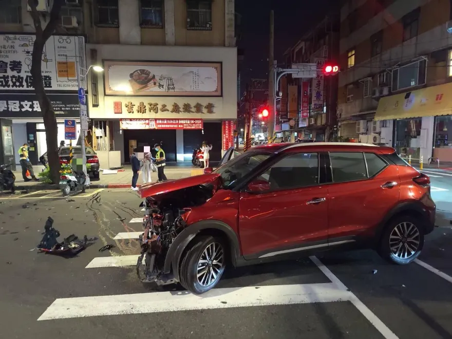 板橋深夜兩車相撞！轎車失控衝向補習班　撞爛騎樓樑柱