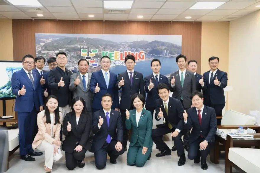 救國團葛永光主任陪同日本自民黨青年局訪問團拜會基隆市謝國樑市長