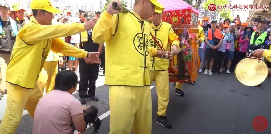 粉紅超跑停轎賜福病童　母親叩謝：1歲多就受媽祖庇佑