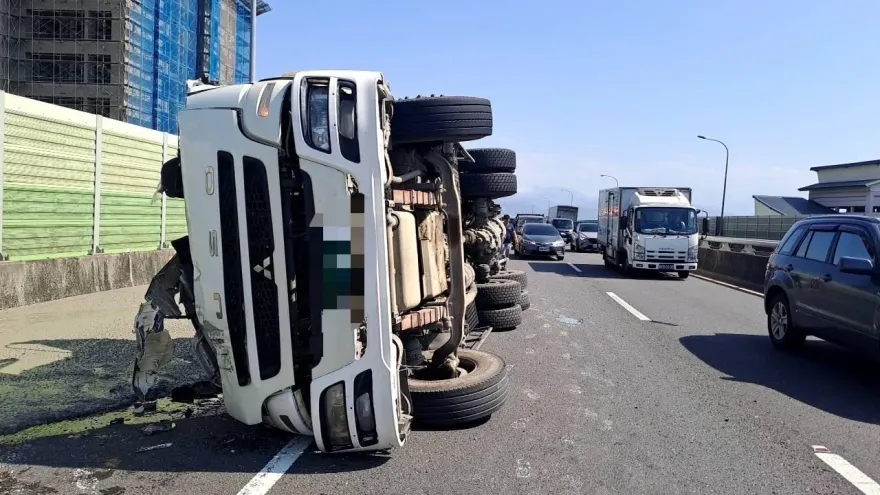 影/台65線水泥預拌車撞護欄翻覆　駕駛昏迷緊急送醫