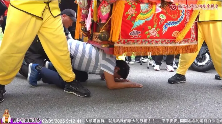 影/白沙屯媽祖急煞！為跪地信徒「揉背賜福」慈悲畫面曝