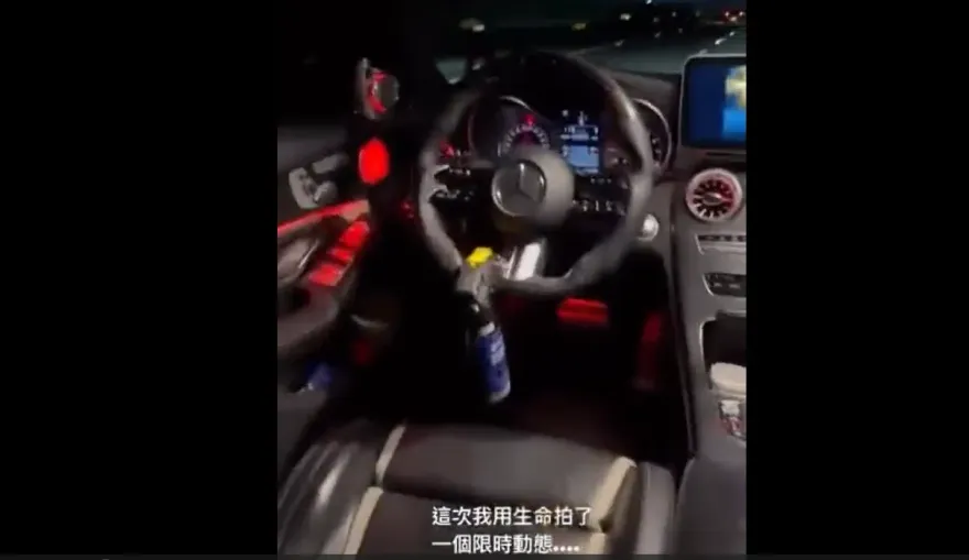 影/賓士駕駛座「空無一人」！　車主竟坐後座「用生命拍限動」