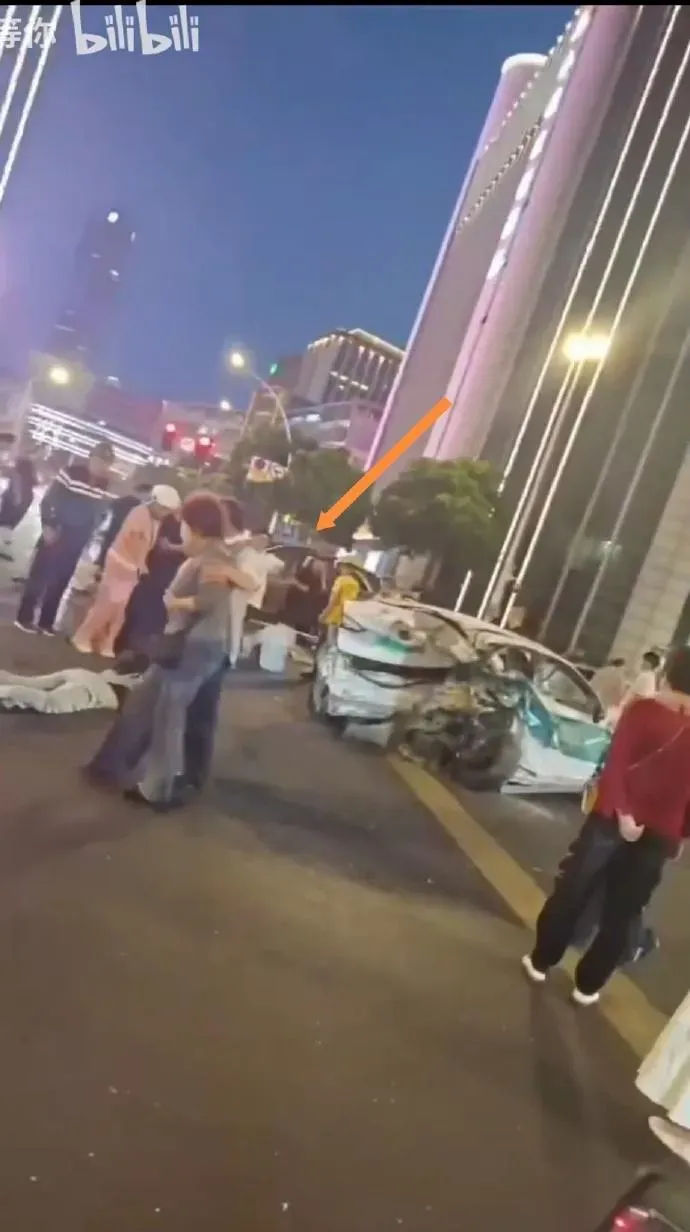 影/悚！汽車「保齡球式」衝撞人群釀2死　福州警：操作不當
