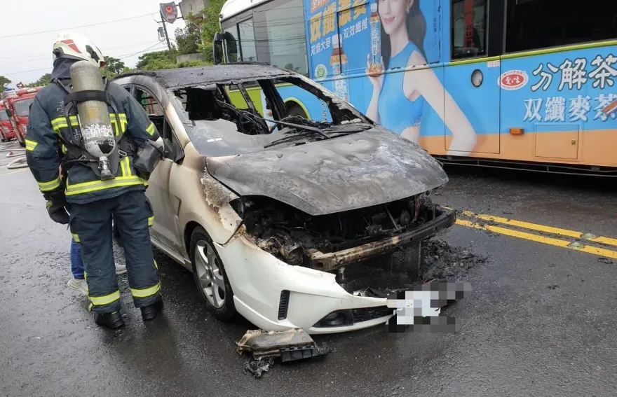 陽明山仰德大道火燒車　休旅車陷火海駕駛急逃生
