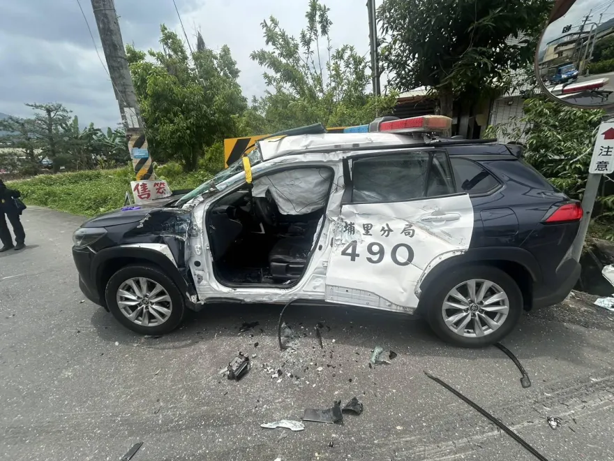 影/砂石拼裝車攔腰撞警車　南投2警受困送醫幸無大礙