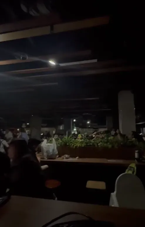 南港Lalaport又停電！兩日前才剛出包　美食街大批人潮嚇壞摸黑用餐