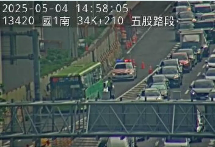 收假注意！國1驚見「國道客運遭追撞」釀回堵　現場曝光