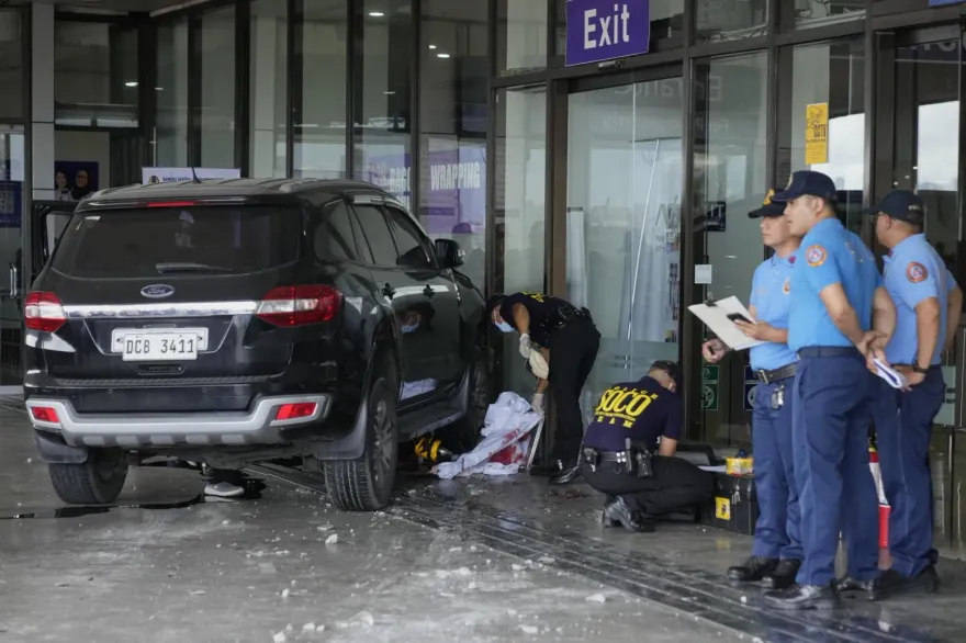 影/菲律賓機場驚傳重大事故！休旅車暴衝撞航廈　釀2死4傷