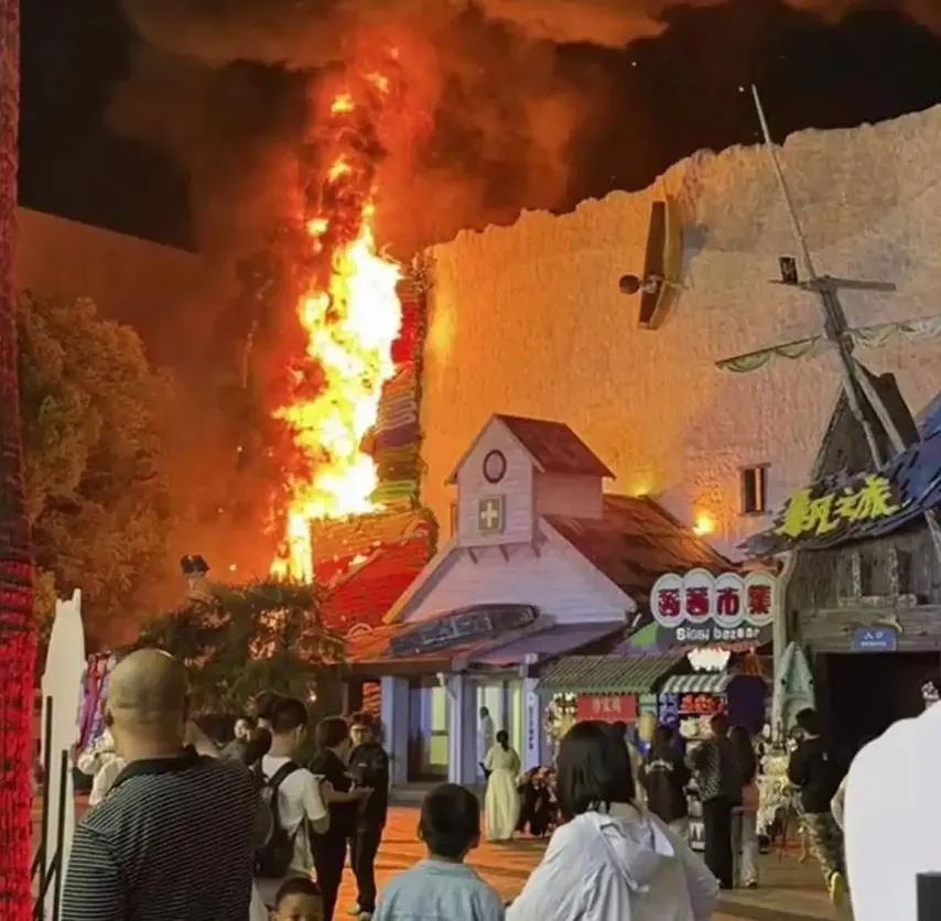 影/烈焰吞牆！上海遊樂園傳火警　遊客：以為是表演效果