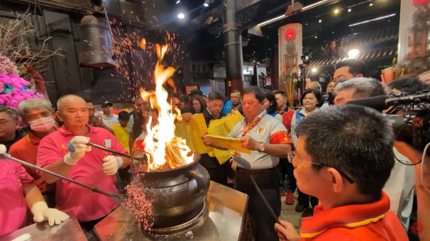影/祈福文疏爆量！香燈腳齊誦「每人讀5張」　估花3小時