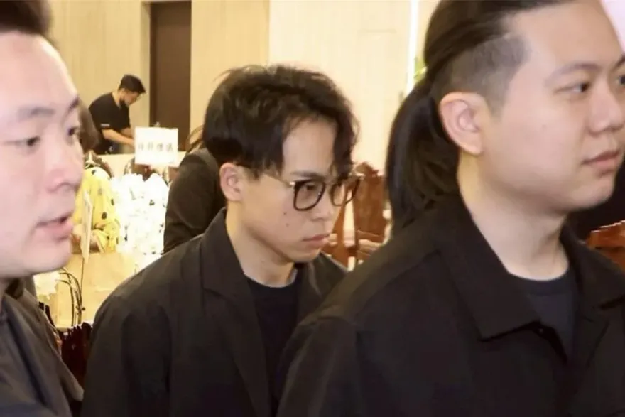 淚送天殘最後一程！賀瓏神情哀戚現身　追思片曝2人合照