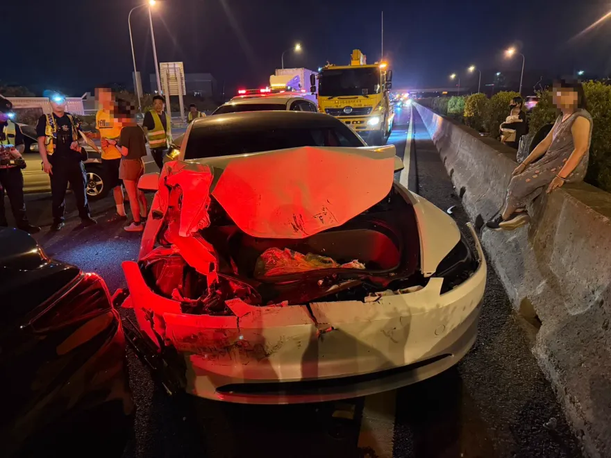 收假夜驚魂！國一麻豆交流道爆連環車禍　車頭、車身撞爛