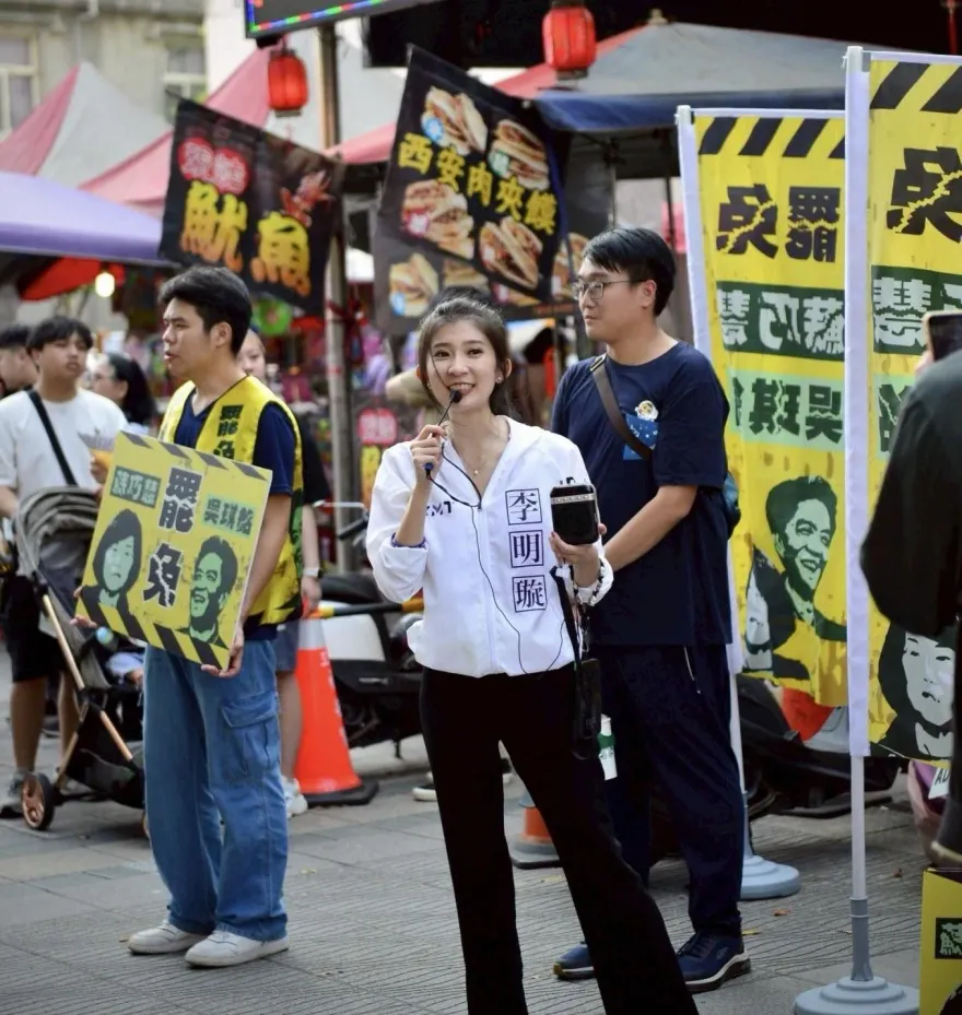李明璇「罷綠行動連署站」超夯！嗨喊：一起推倒綠色高牆