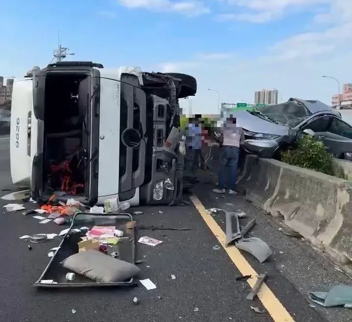 影/國1楠梓段重大車禍！　3大小車相撞「翻覆、甩分隔島上」