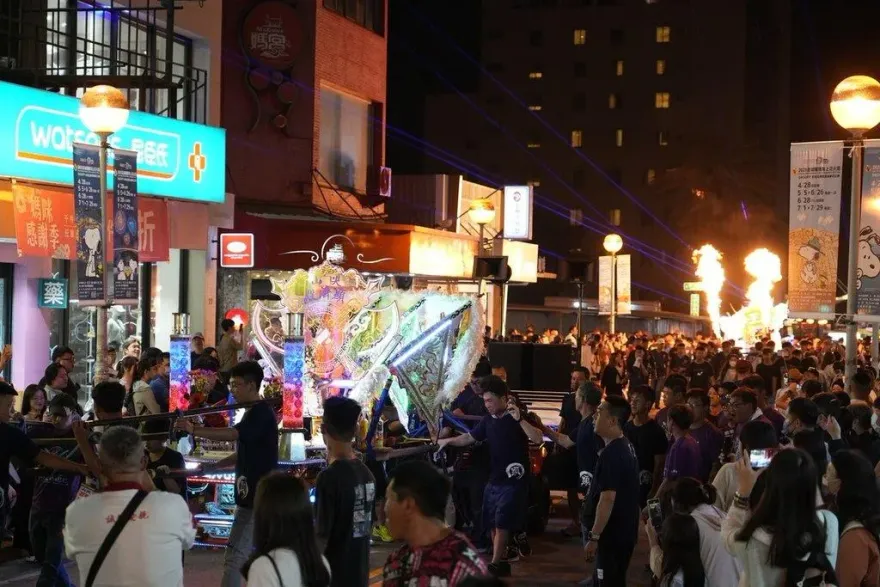 澎湖武轎踩街熱鬧暖身　海上花火節今晚燈場