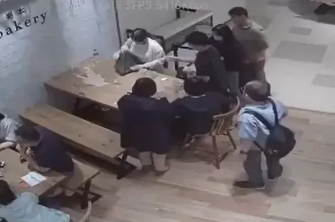 大鬧板橋百貨生吐司店！奧客翻桌拿棍敲打店長　警方要查了