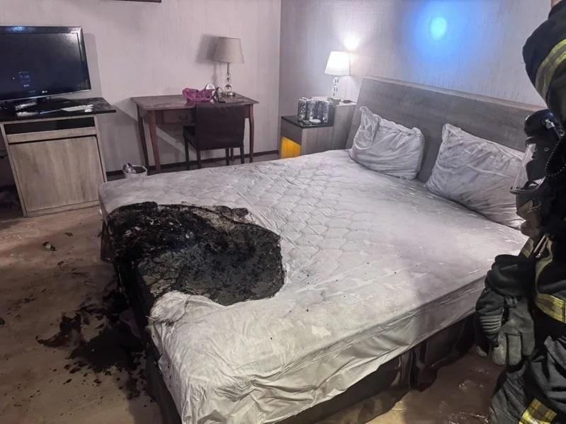 在房間抽菸還睡著！中和旅館床舖燒起來　1女救回1女命危