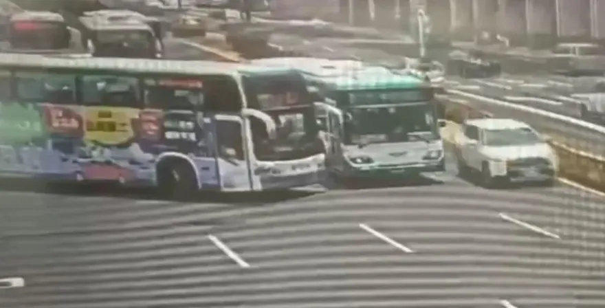 影/罕見畫面！北車前公車客運「3輛親在一起」