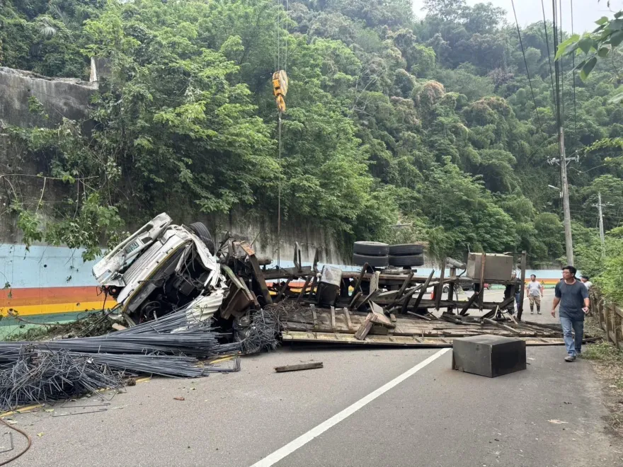 新竹卡車高處墜落「整台解體」　雙向封閉無人傷亡