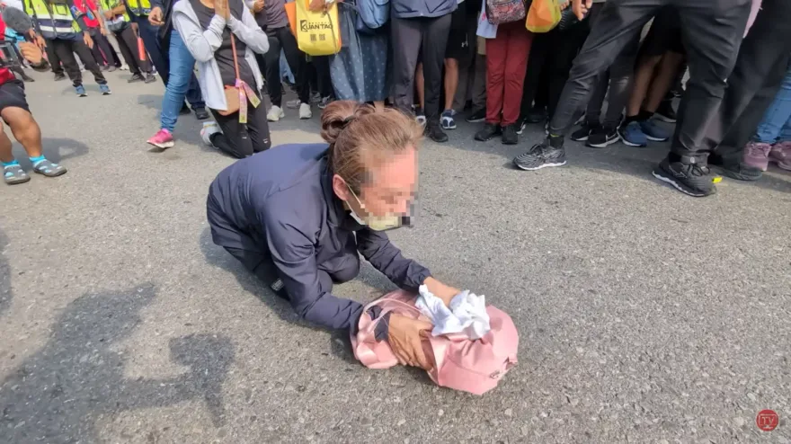 影/孝女「頭破血流」哭跪白沙屯媽祖救父　信徒感動落淚