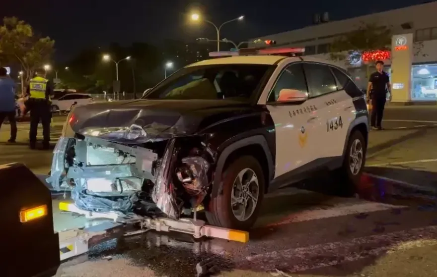 台南警車出勤途中爆車禍！與小黃相撞6人送醫