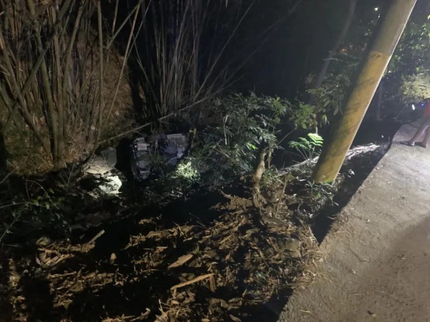 高雄美濃茶頂山車輛翻覆！駕駛擦傷送醫