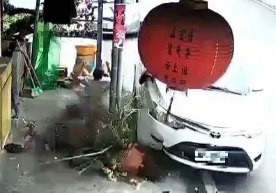 影/衰！屏東男自家門口騎樓納涼　遭酒駕男直衝撞飛
