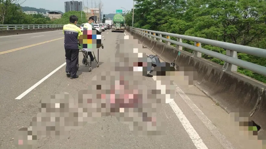 影/驚悚直擊！竹東大橋35歲騎士遭輾爆頭　碎肉散路面