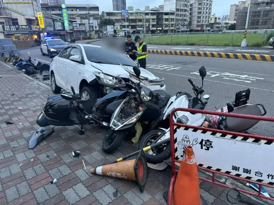 台中8車嚴重事故！43歲婦酒駕釀禍　破碎現場直擊