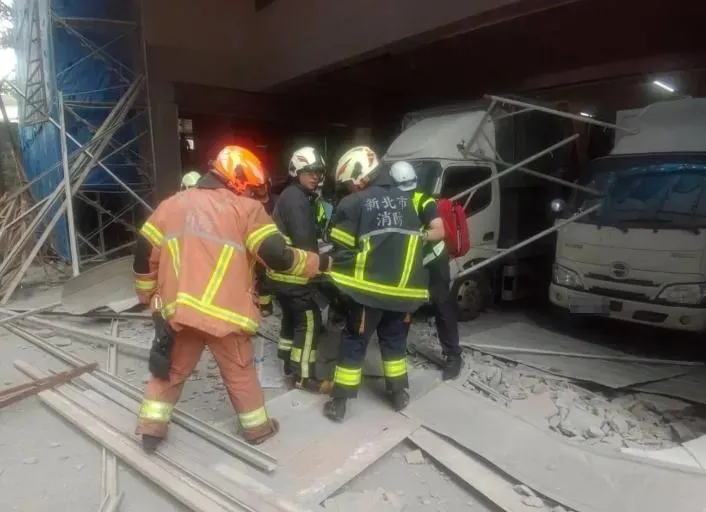中和知名內衣公司鷹架倒塌　2工人從3樓高墜樓送醫