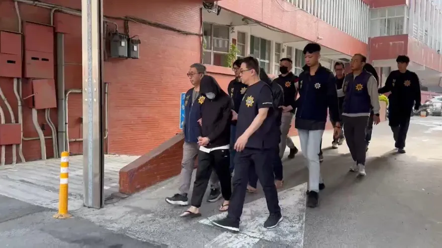 影/高雄警逮10人販毒集團！　現場查獲大量喪屍菸彈