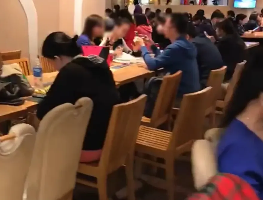百貨美食街用餐返座遭加「不明液體」　網驚：還敢吃