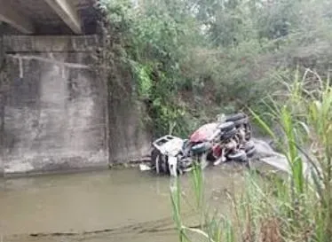 台南預拌車轉彎墜10米橋 　駕駛骨折受困河床送醫